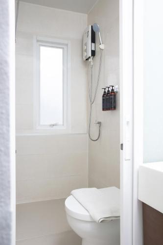 Standard King Room image 2