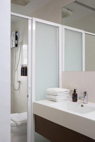 Standard King Room image 1