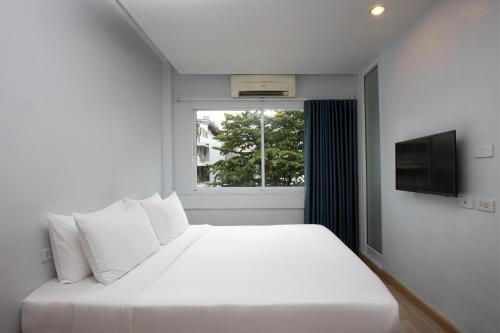 Standard King Room image 4