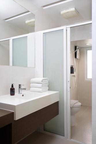 Standard Twin Room image 3