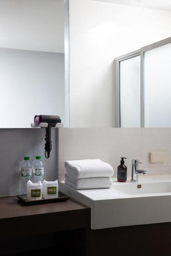 Standard Twin Room image 2