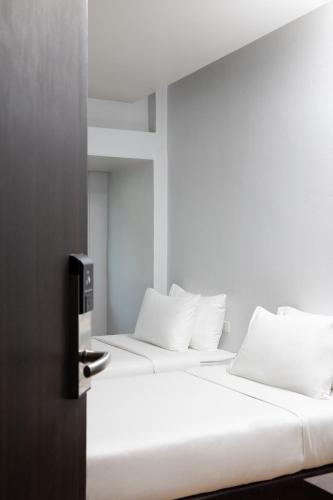 Standard Twin Room image 4