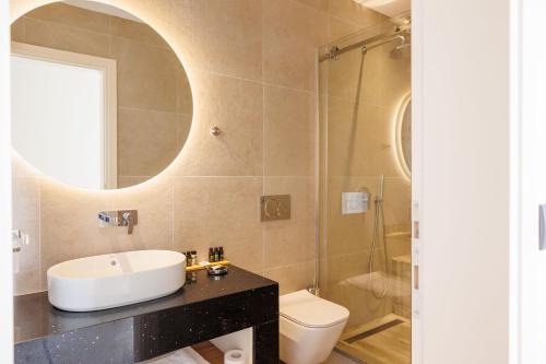 Deluxe Suite with Sea View image 3