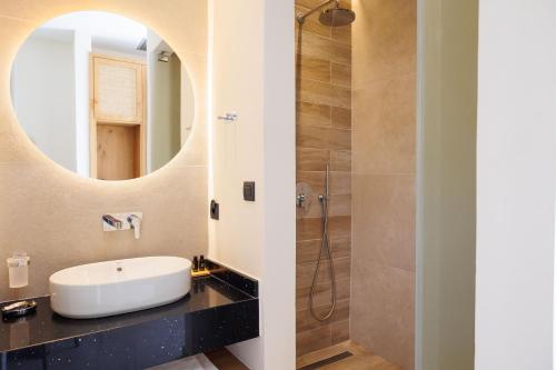 Deluxe Double Room with Sea View image 7