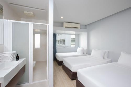 Standard Triple Room image 4
