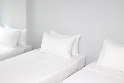 Standard Triple Room image 2