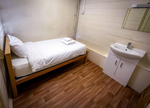 The Bisley Camp Cabins in ไกด์ฟอร์ด