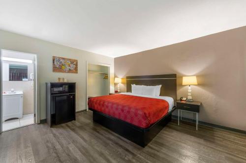 King Room - Non-Smoking image 3
