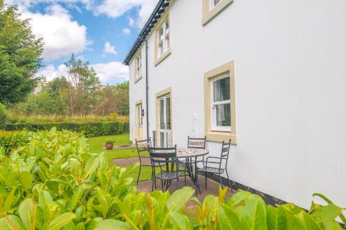 Derwent Cottage - Tap to explore photos