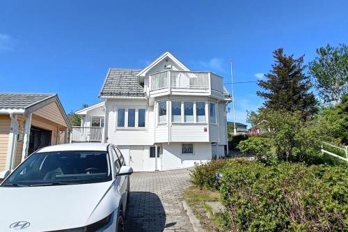 Cozy guesthouse in quiet area of central Leknes in Leknes