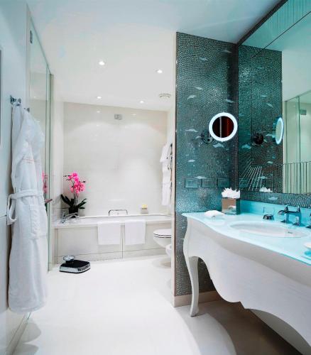 room detail thumbnail 2