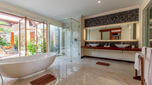 衛浴, 維蘭德拉羅維納飯店 (Villandra Lovina) in 洛維納海灘