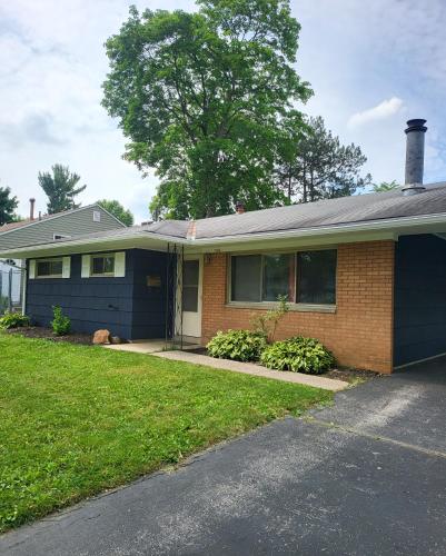 3 bedrooms 2 bathrooms, free Driveway parking, 2 min to Ohio state Univrrsity, AC, free wi-fi, washer and dryer, ExpoCenter, Bus stop, University shuttle, Riverside Methodist Hospital in Columbus, USA