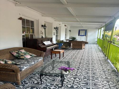 外部景觀, Greyton Toad Hall exclusive use up to 18 and by supplement up to 22 with massive pool and hot tub an in 格雷頓