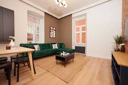 Charming 2BR AC in Center - Santur D1