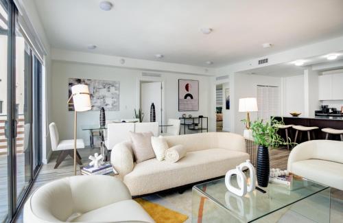 Modern 3BR PH with Rooftop Plunge Pool in Miami in Miami, USA