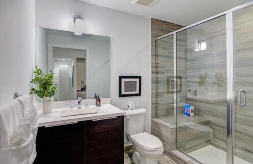 Modern 3BR PH with Rooftop Plunge Pool in Miami in Miami, USA