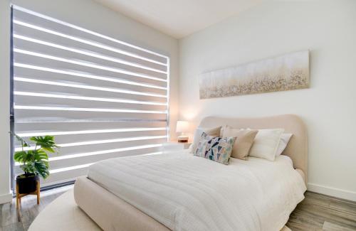 Modern 3BR PH with Rooftop Plunge Pool in Miami in Miami, USA