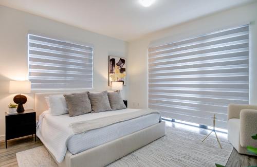 Modern 3BR PH with Rooftop Plunge Pool in Miami in Miami, USA