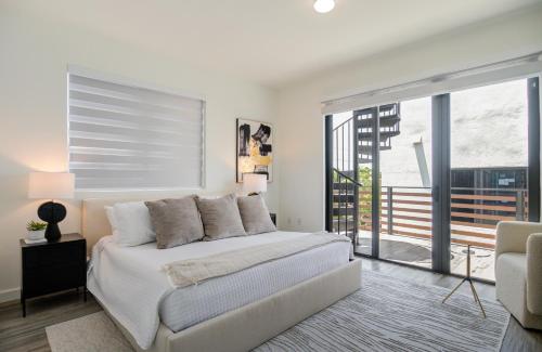 Modern 3BR PH with Rooftop Plunge Pool in Miami Modern 3BR PH with Rooftop Plunge Pool in Miami