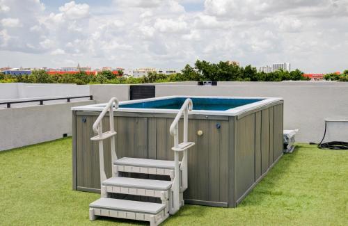 Modern 3BR PH with Rooftop Plunge Pool in Miami in Miami, USA