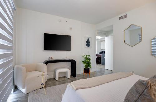 Modern 3BR PH with Rooftop Plunge Pool in Miami Modern 3BR PH with Rooftop Plunge Pool in Miami