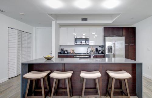 Modern 3BR PH with Rooftop Plunge Pool in Miami Modern 3BR PH with Rooftop Plunge Pool in Miami