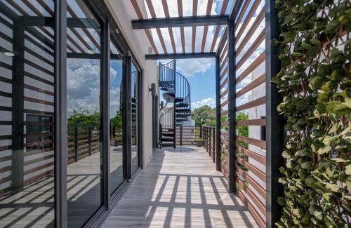 Modern 3BR PH with Rooftop Plunge Pool in Miami in Miami, USA