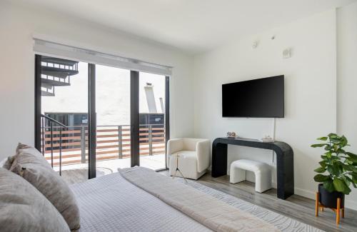 Modern 3BR PH with Rooftop Plunge Pool in Miami Modern 3BR PH with Rooftop Plunge Pool in Miami