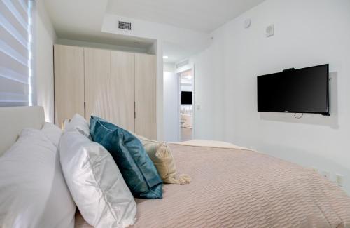 Modern 3BR PH with Rooftop Plunge Pool in Miami Modern 3BR PH with Rooftop Plunge Pool in Miami