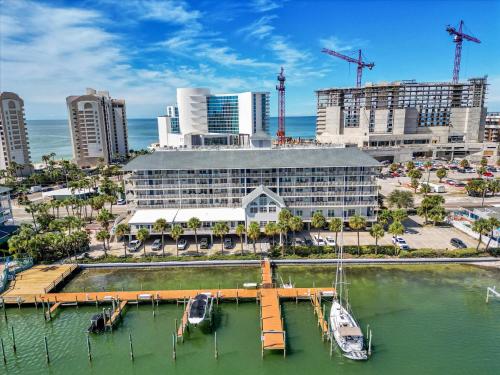 Bayside Penthouse-5min to Beach, Rest & Shops in Clearwater Beach, USA