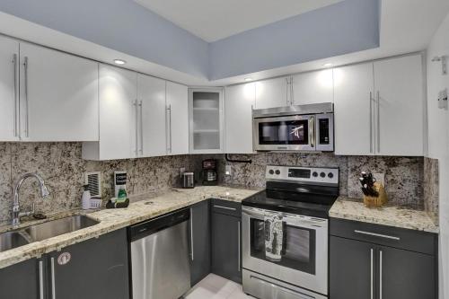 Beautiful 1 1 Beach View 14 Floor in Hollywood, USA