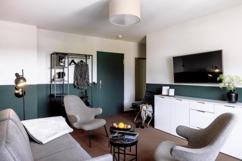 1 king bed, 3 sofa beds