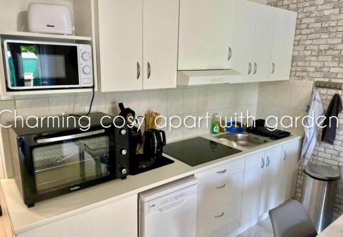 Charming cosy apart with garden free parking in Клей-Суалі