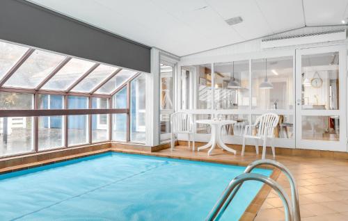 Piscina, Cozy Home In Nexø With Sauna in Snogebaek