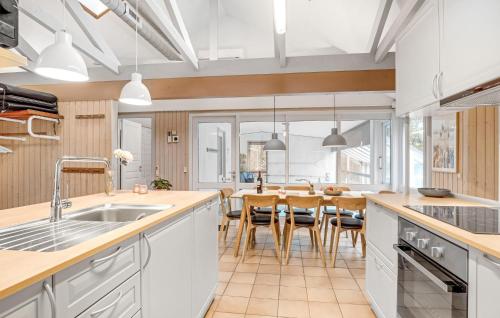 Cuina, Cozy Home In Nexø With Sauna in Snogebaek