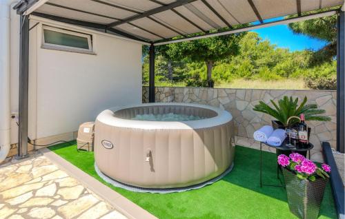 Cozy Apartment In Vir With Wifi