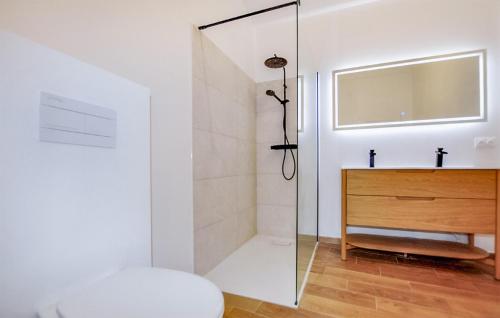 Vannas istaba, 3 Bedroom Stunning Home In Saint-Génis-Des-Fontai (3 Bedroom Stunning Home In Saint-Genis-Des-Fontai) in Saint-Genis-des-Fontaines