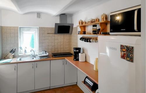 кухня, Amazing Apartment In Huta Gorna With Wifi in Помлєво