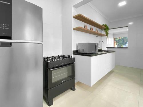 Kitchen, 3 Quartos - Piscina - Varanda - Servico Praia - AC near Avelino's Enseada
