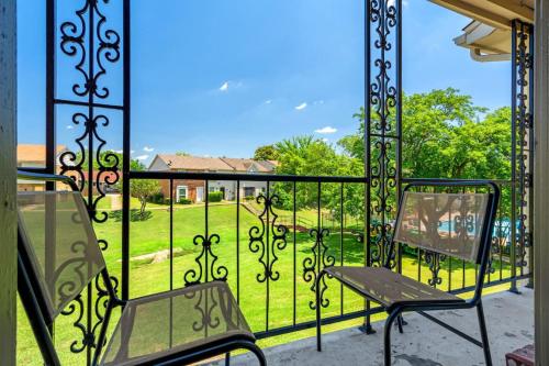 Lake Access Retreat w Fire Pit, Grill, Pool View in Grand Prairie, USA