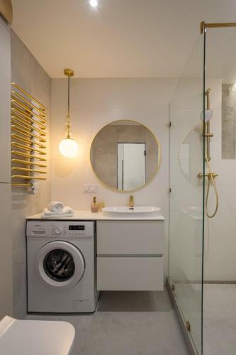 ฝักบัว, "M&D ApartmentsLviv"- White Great Britain in เขตซาลิซนึชเนีย