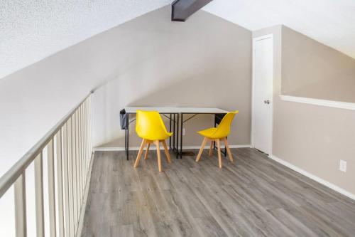 Extended Stay Special Cozy Apt w Private Garage in Dallas, USA