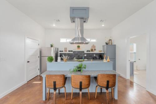 Country Retreat Near Downtown, Winery and Brewery Country Retreat Near Downtown, Winery and Brewery