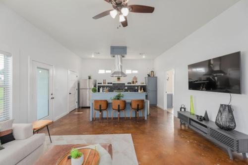 Country Retreat Near Downtown, Winery and Brewery Country Retreat Near Downtown, Winery and Brewery