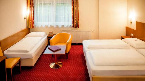 1 queen bed, 1 twin bed