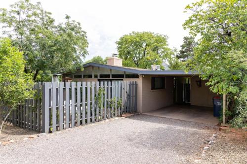 Quaint Uptown Sedona home walking distance to shops - image 3