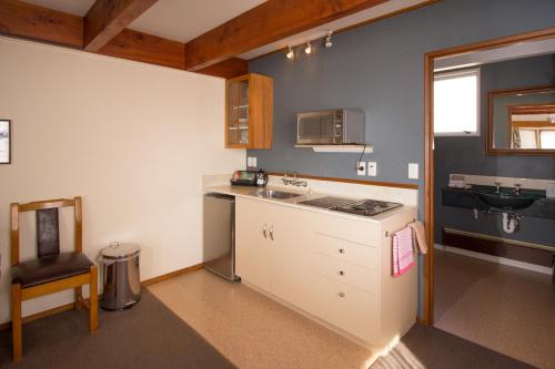 Balmoral Lodge Motel Located in Turnbull Thomson Park, Balmoral Lodge Motel is a perfect starting point from which to explore Invercargill. Offering a variety of facilities and services, the property provides all you need