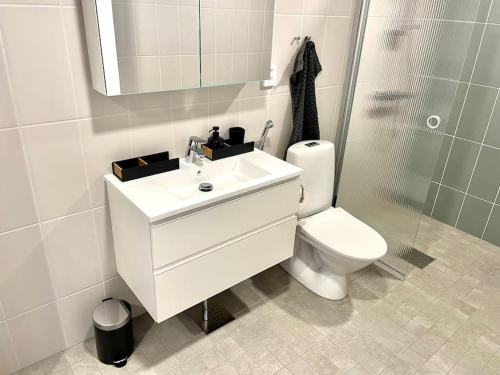 ห้องน้ำ, Uusi yksiö Naantalin keskustassa (Uusi yksio Naantalin keskustassa) in นานทาลี