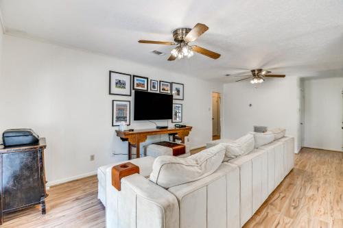 Bryan Retreat with Fenced Yard Less Than 2 Mi to Kyle Field! in Bryan, USA